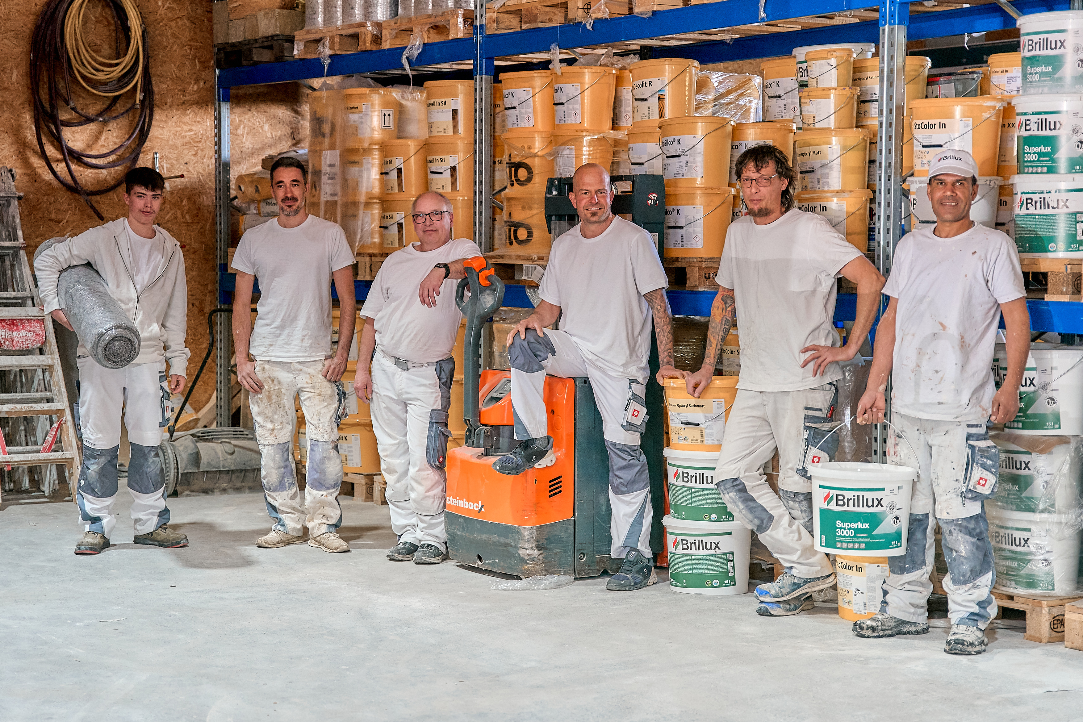 Team der Maler Benz GmbH in der Lagerhalle
